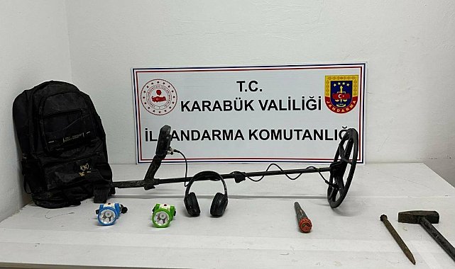 Dedektörle arama yaparken yakalandılar