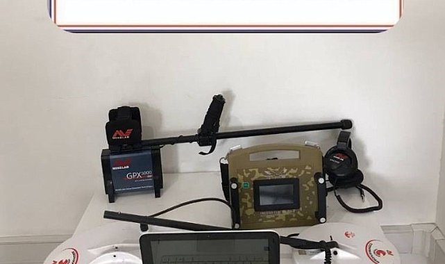 Defineciler iş başı yapamadan jandarmaya yakalandılar