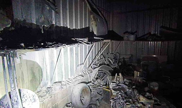 Defne'de kaportacıda çıkan yangın söndürüldü