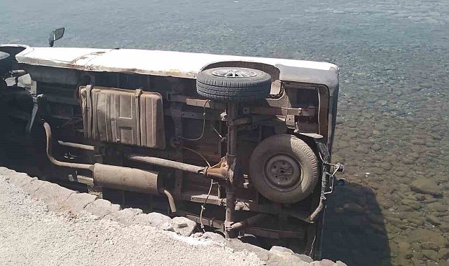 Denize düşen minibüsten yaralı çıktı