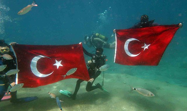 Denizin dibinde Türk bayrağı açıp, 19 Mayıs'ı kutladılar