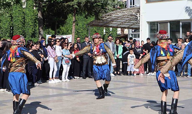 Denizli'nin halk oyunları şampiyonları coşkuyla karşıladı