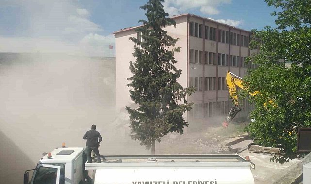 Depremde ağır hasar alan 56 yıllık kaymakamlık binası birkaç darbeyle yıkıldı