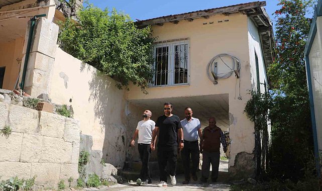 Depremde ayakta kalmayı başaran altından yol geçen cami, görünümüyle dikkat çekiyor