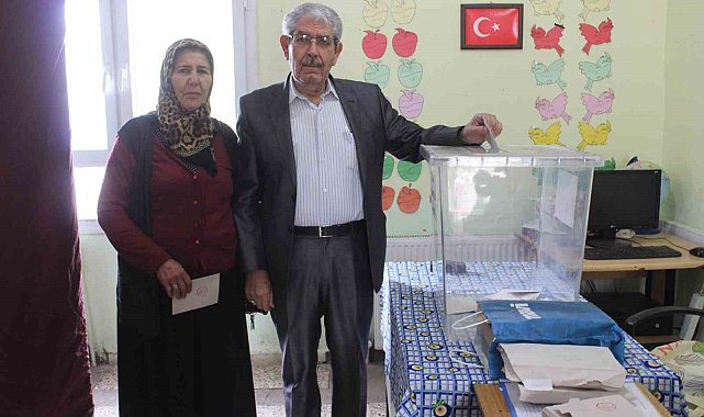 Depremzede vatandaşlar, ilçe değişikliği için sandık başında
