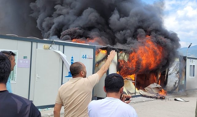Depremzedeleri korkutan yangın: 8 konteyner alevlere teslim oldu
