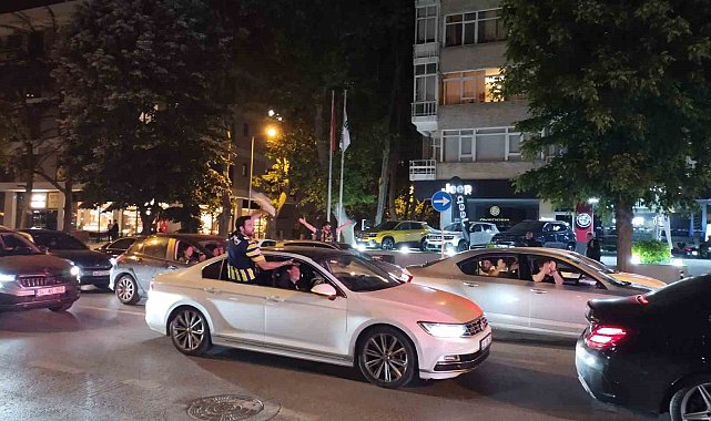 Derbi galibiyetini taraftarlar Bağdat Caddesi'nde kutladı