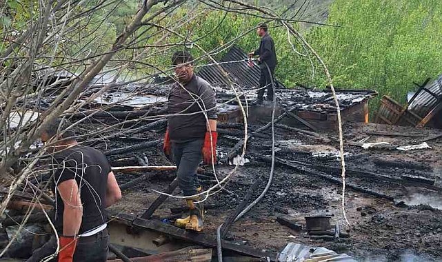 Derebaşı köyünde ev ve odunluk yandı