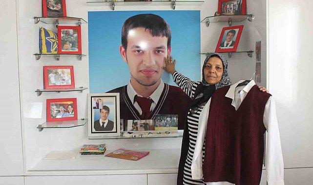 Dershaneden dönerken bombalı saldırıda şehit olan Oğulcan'ın annesi, evladının okul elbisesiyle hasret gideriyor