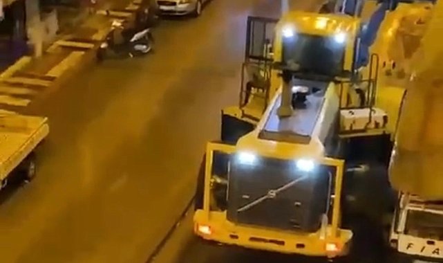 Dev iş makinası Erdek'te caddeye sığmayınca kamu malını parçalayarak yol aldı
