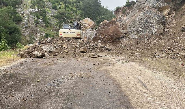 Devasa kayalar yolu ulaşıma kapattı