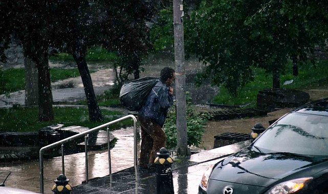 Develi'de sağanak yağış etkisini gösterdi