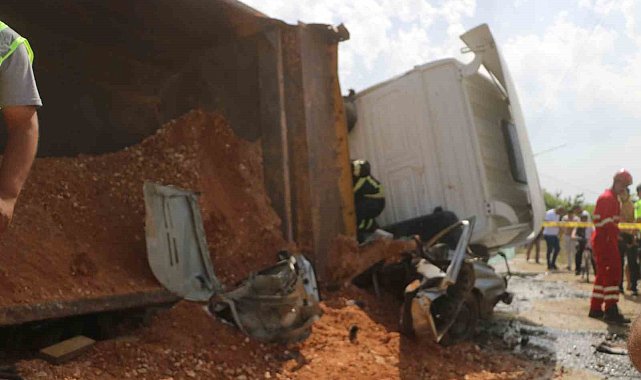 Devrilen hafriyat kamyonu otomobili ezdi: 3 yaralı