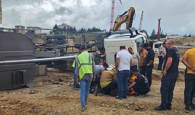 Devrilen hafriyat kamyonunun sürücüsü yaralandı