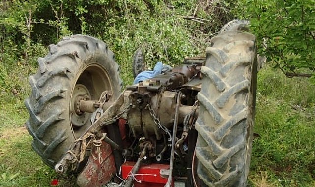 Devrilen traktörün sürücüsü yaralandı