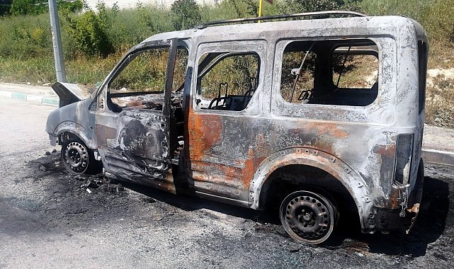 Din görevlisi alev alan araçtan son anda kurtuldu