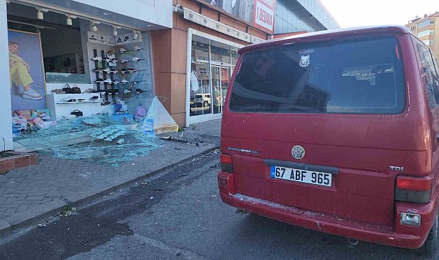 Direksiyon hâkimiyetini kaybeden otomobil mağazaya böyle girdi