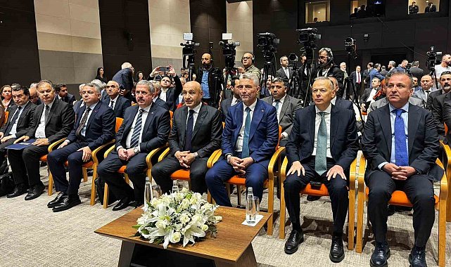 Dış ticaret açığı yılın ilk 4 ayında yüzde 30,5 azaldı
