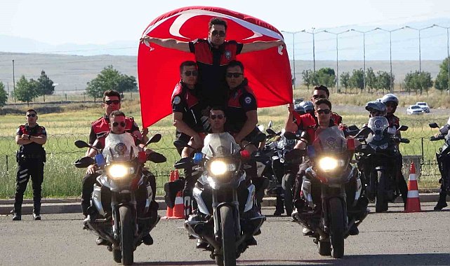 Diyarbakır'da eğitimini tamamlayan Motosikletli Yunus Timi gösteri yaptı