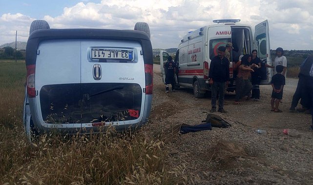 Diyarbakır'da hafif ticari araç takla attı: 4
