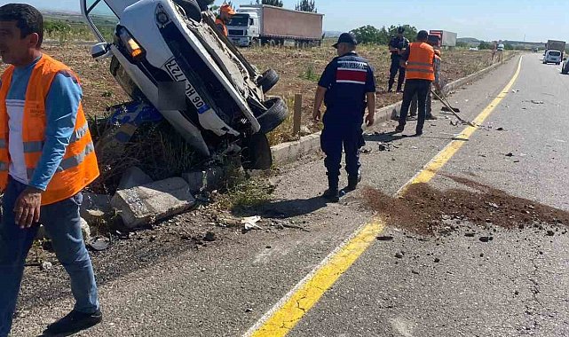 Diyarbakır'da iki otomobil kafa kafaya çarpıştı: 3 yaralı