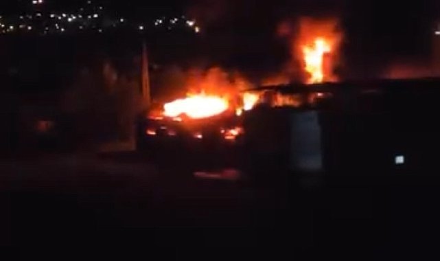 Diyarbakır'da yıldırım düşen inşaat malzemeleri deposu küle döndü