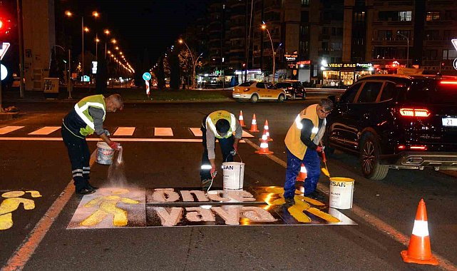 Diyarbakır'da yol çizgi yenileme çalışmaları sürüyor