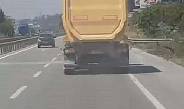 Dorsesindeki kumları yola dökerek ilerledi