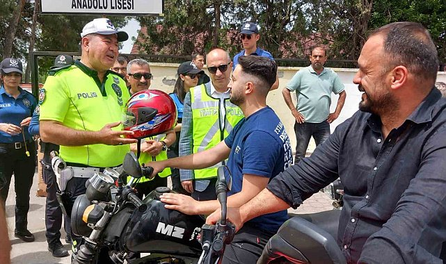 Dörtyol'da motosiklet sürücülerine kask dağıtıldı