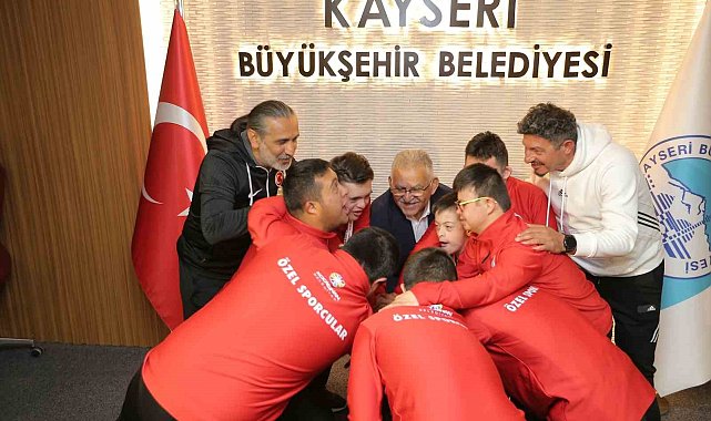 Down Futsal Takımı sporcularından Başkan Büyükkılıç'a sevgi gösterisi