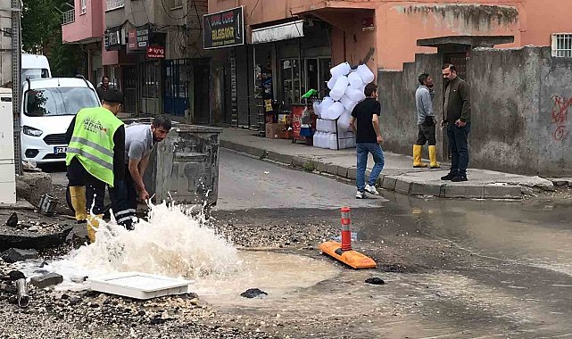 Drenaj açmak isterken su borusunu patlattılar