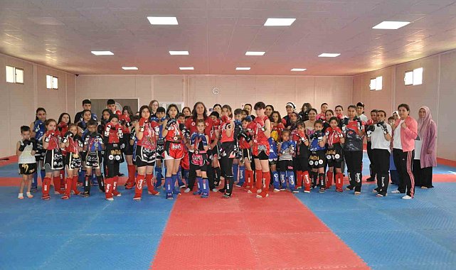 Dünya şampiyonu Muay Thai sporcular anneleriyle müsabakalara hazırlanıyor