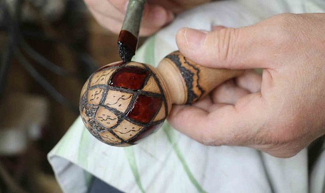 Dünyaca ünlü Sivas kiliminin motiflerini bastona işliyor