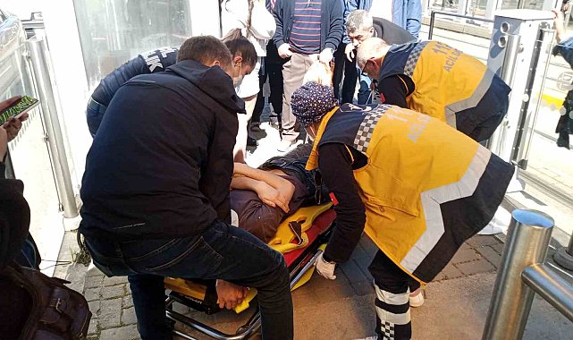 Durakta düşürdüğü telefonu almak isterken kafasını çarpıp bayıldı