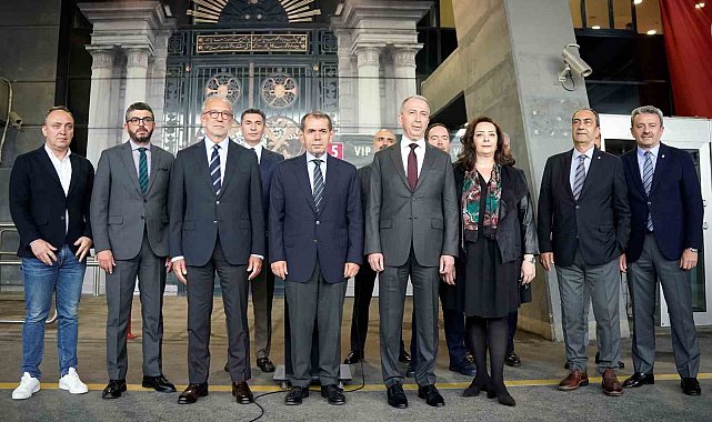 Dursun Özbek listesini divan kuruluna teslim etti