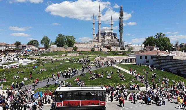 Edirne Selimiye Meydanı'na turist akını