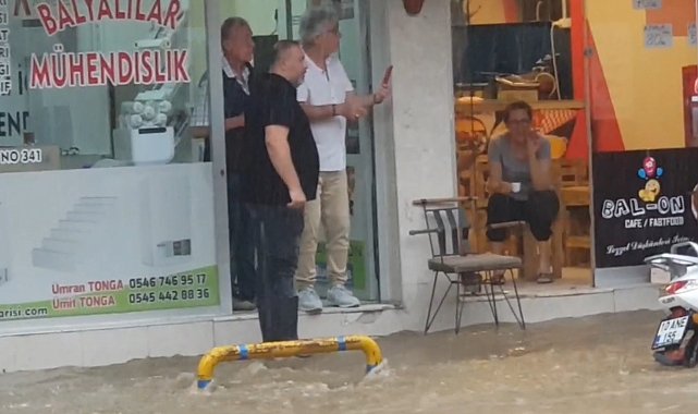 Edremit'te yağıştan dolayı birçok işyerini su bastı