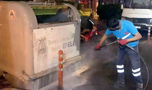 Efeler Belediyesi temizlik ekipleri çalışmalarını sürdürüyor