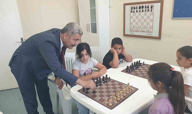 Efeler&#039;de &#039;Satranç Dostu&#039; okullar belgelerine kavuştu