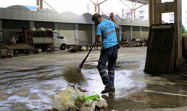 Efeler'in semt pazar alanları temizleniyor