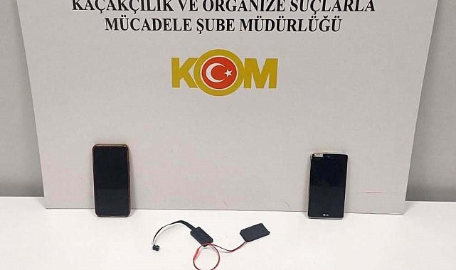 Ehliyet sınavına düzenekle giren kadın yakalandı