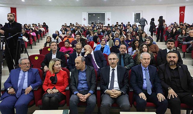 Elazığ'da 'Bilişim Çağında Dezenformasyon' konferansı gerçekleşti