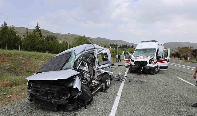 Elazığ'da feci kaza: Ambulans ile hafif ticari araç çarpıştı 2'si polis 6 yaralı