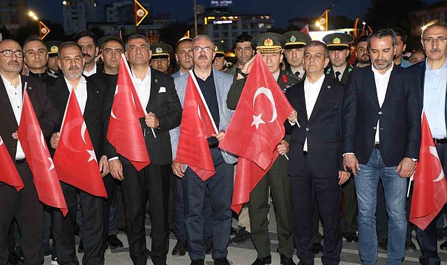 Elazığ'da fener alayı renkli görüntüler oluşturdu