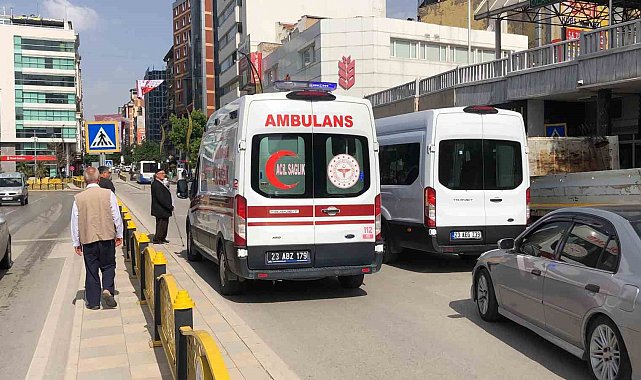 Elazığ'da hafif ticari aracın çarptığı kadın yaralandı