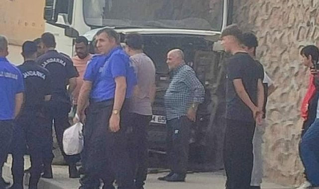 Elazığ'da kamyon duvara çarptı: 1 yaralı