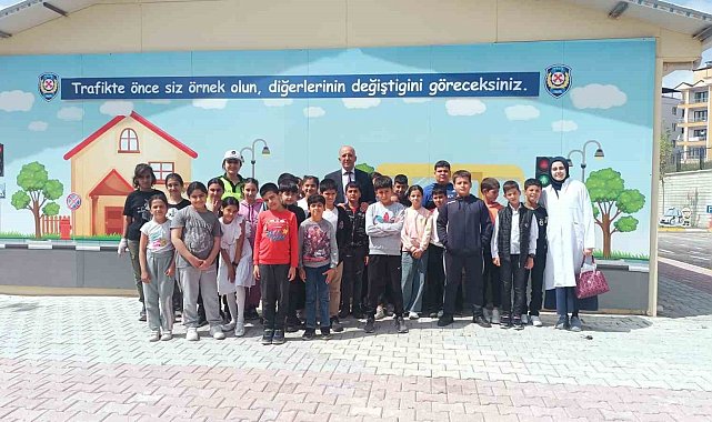 Elazığ'da öğrenciler trafik kuralları konusunda bilinçlendirildi