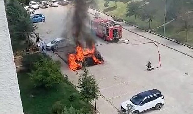 Elazığ'da otomobil alev alev yandı