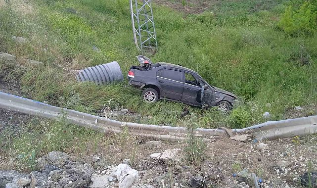Elazığ'da otomobil şarampole uçtu: 2 yaralı