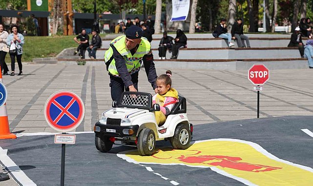 Elazığ'da Trafik Haftası etkinliklerinde çocuklar doyasıya eğlendi